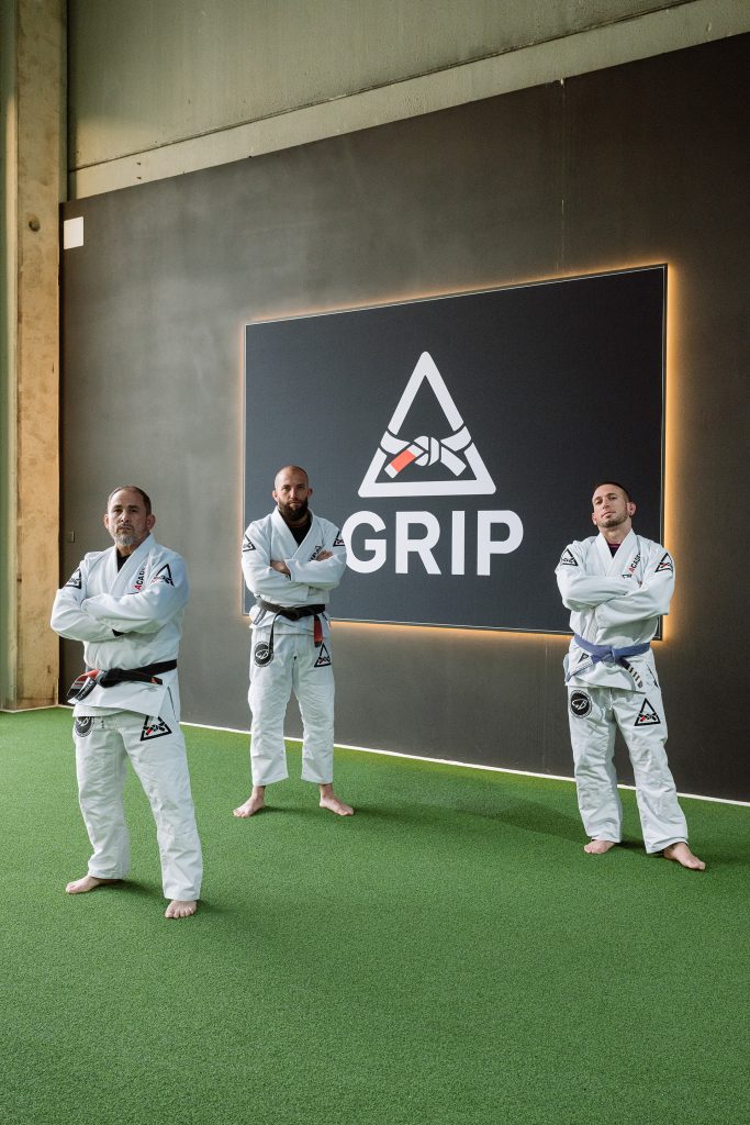 FOTO EQUIPO BJJ KIMONO POSES LOGO-CESPED